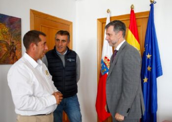 Luis Martínez Abad y el nuevo presidente del Automovilismo de Cantabria José Ramón Escalada