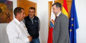 Luis Martínez Abad y el nuevo presidente del Automovilismo de Cantabria José Ramón Escalada