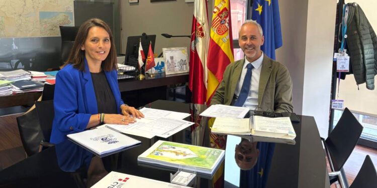 Reunión consejero de Educación con Alcaldesa de Bezana