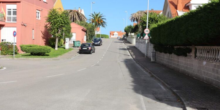 Obras de renovación en la calle Cervantes de Bezana