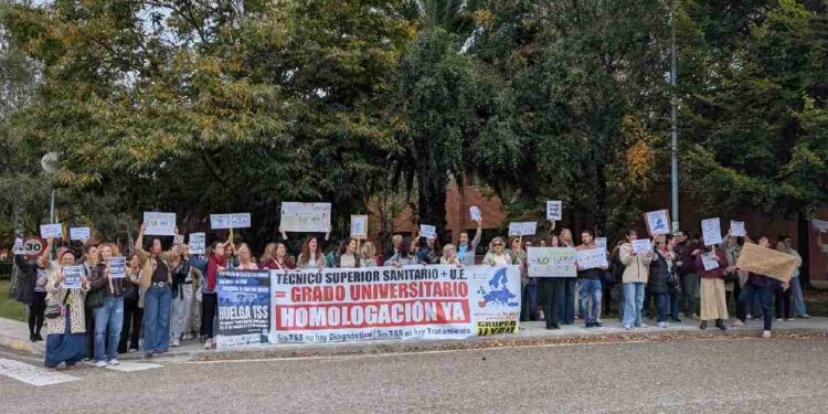 Técnicos Sanitarios concentrados en el Hospital Sierrallana