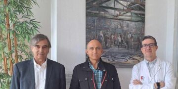 gerente de la Fundación Marqués de Valdecilla, José Francisco Díaz, el fotógrafo Chema Prieto y el director del Hospital