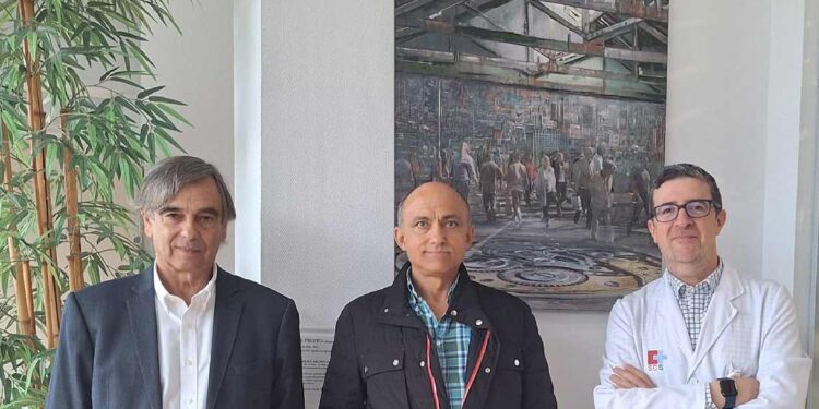 gerente de la Fundación Marqués de Valdecilla, José Francisco Díaz, el fotógrafo Chema Prieto y el director del Hospital