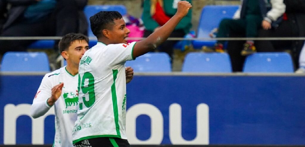 Jeremy jugador del racing de Santander celebra con la grada el gol conseguido.