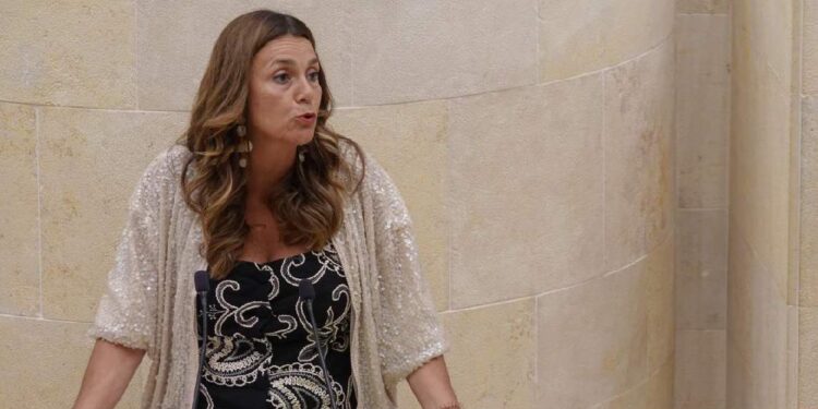 Paula Fernández en el Parlamento en defensa de la enfermería