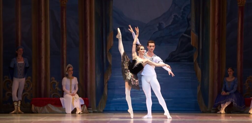 El lago de los cisnes en la Sala Argenta del palacio de festivales