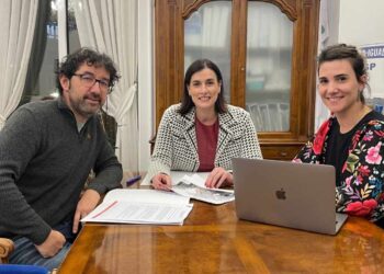 Cruces rosas para identificar clínicas de fisioterapia autorizadas