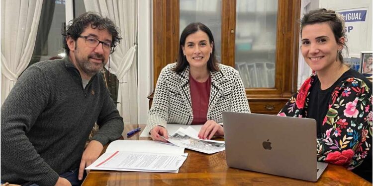 Cruces rosas para identificar clínicas de fisioterapia autorizadas