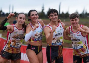 Atletas del Atletismo Piélagos celebran el oro nacional en relevo mixto