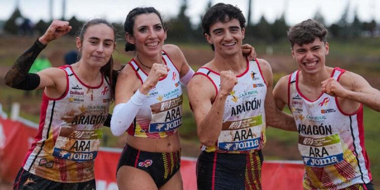 Atletas del Atletismo Piélagos celebran el oro nacional en relevo mixto