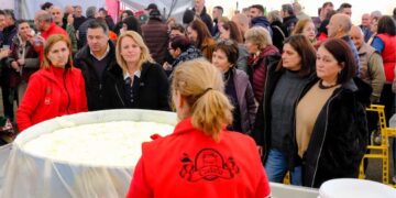 Elaboración de queso en la feria de la leche de Ruiloba