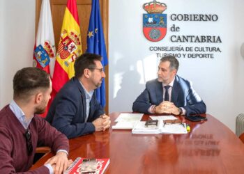 Reunion alcalde Colindres proyectos ayuntamiento