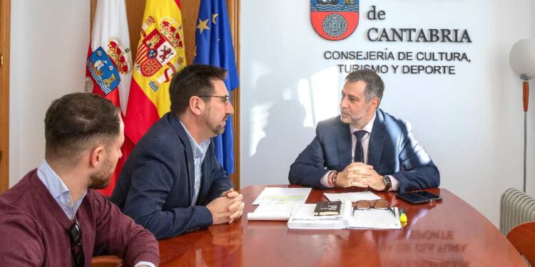Reunion alcalde Colindres proyectos ayuntamiento