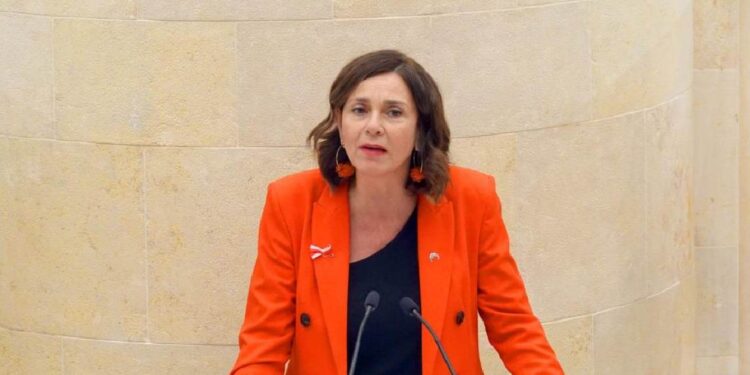Paula Fernández Viaña durante una intervención sobre urgencias Valdecilla