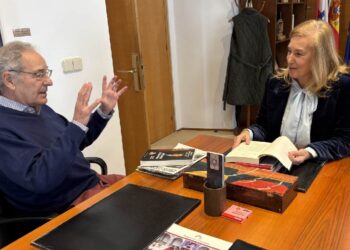 Alberto Cuartas con la presidenta del Parlamento