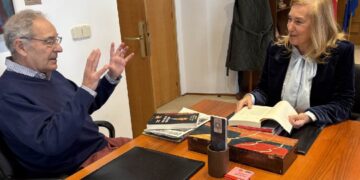 Alberto Cuartas con la presidenta del Parlamento