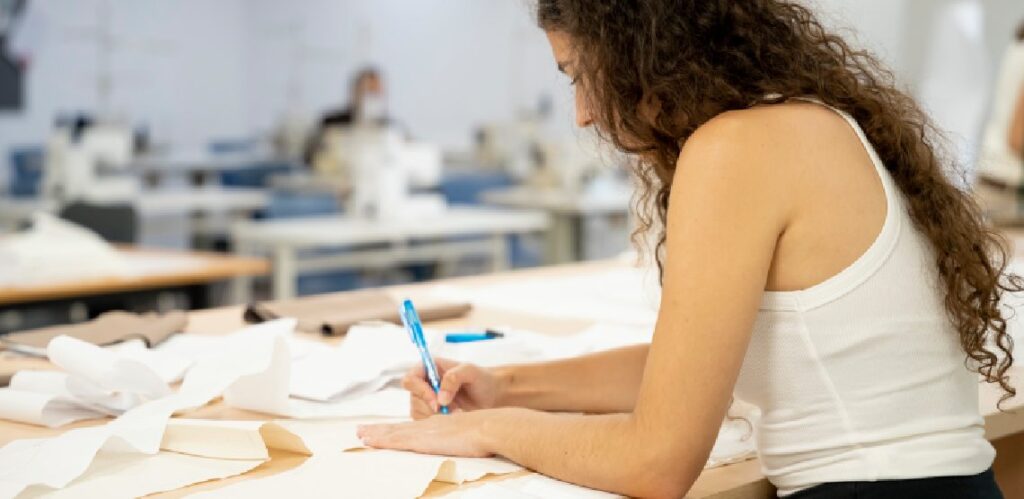 Alumna trabajando con textiles inteligentes
