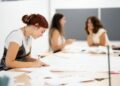 Estudiantes trabajan con textiles inteligentes en un taller de diseño de moda
