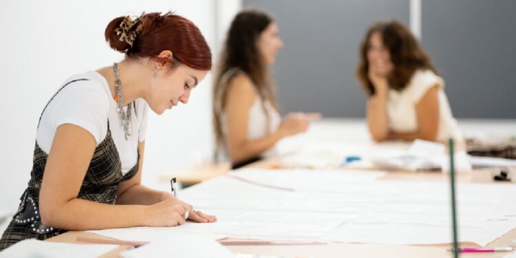 Estudiantes trabajan con textiles inteligentes en un taller de diseño de moda