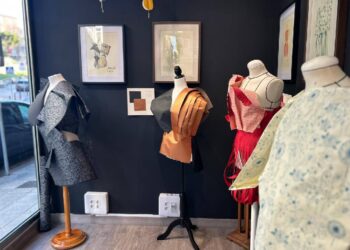 Diseños moda en papel alumnos Cesine