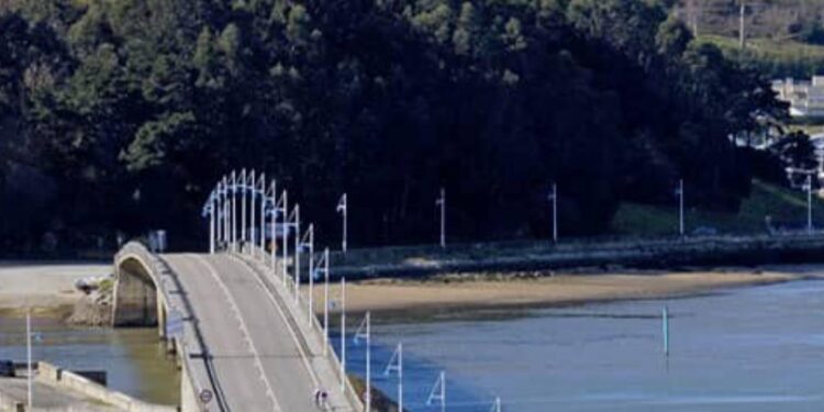 Obras de emergencia en el puente ría de Cubas entre Somo y Pedreña