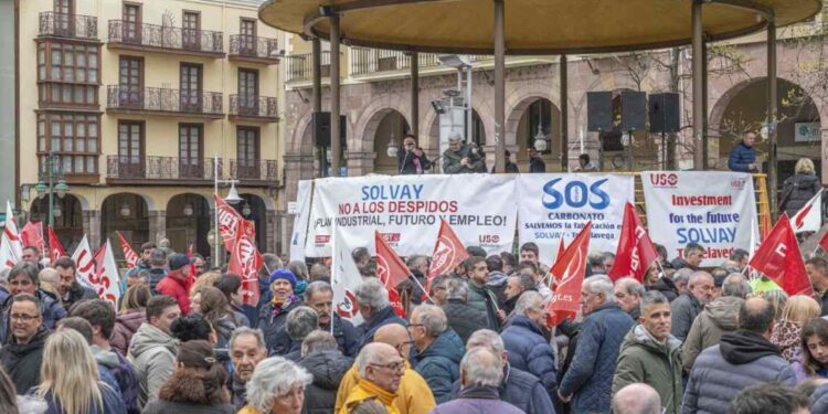 Pleno de apoyo a Solvay en Torrelavega