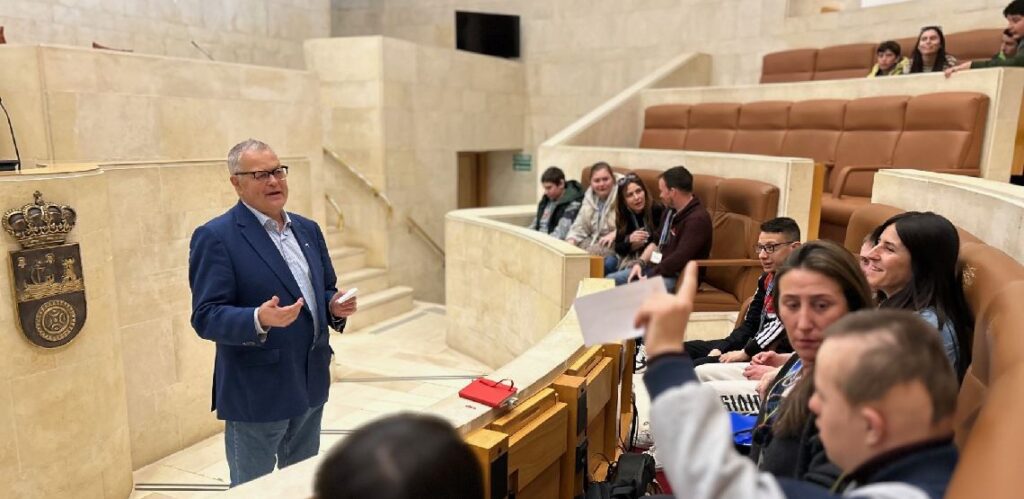 alumnos del CPEE Pintor Martín Sáez de Laredo en su visita al Parlamento
