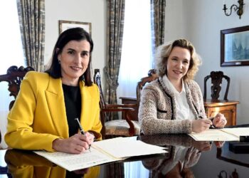 Firma convenio Programas de salud escolar en centros de Santander