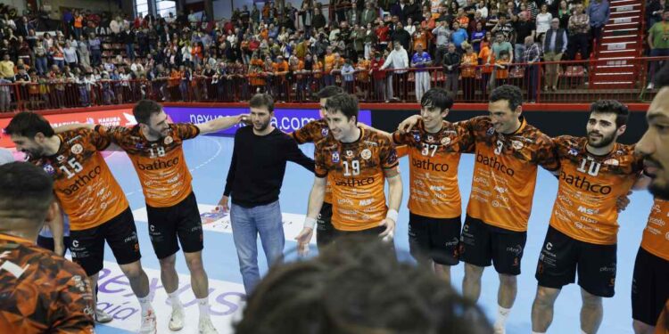 Borja Lombilla con sus compañeros del Bathco BM Torrelavega