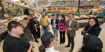 Diego Movellán visita en Carrefour Valle Real las prácticas del curso de carnicería