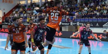 Jugadores del Bathco BM Torrelavega durante un partido de liga