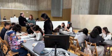 Alumnos de CESINE durante un taller de diseño en la Feria de Enseñanzas Artísticas de Cantabria