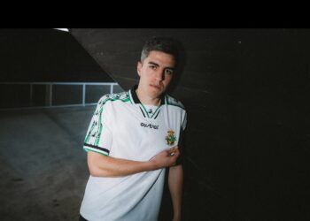 Íñigo Sainz-Maza con una camiseta retro del Racing