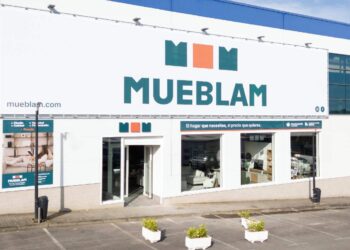 Fachada tienda Mueblan en Bezana