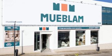 Fachada tienda Mueblan en Bezana