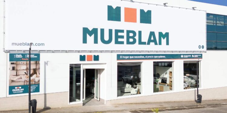Fachada tienda Mueblan en Bezana