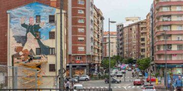 Mural de Pedro Velarde en ejecución en la entrada del centro urbano de Maliaño-Muriedas