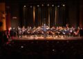 Integrantes de Retales Casi-Nfónicos durante una actuación en el escenario del Cine Los Ángeles