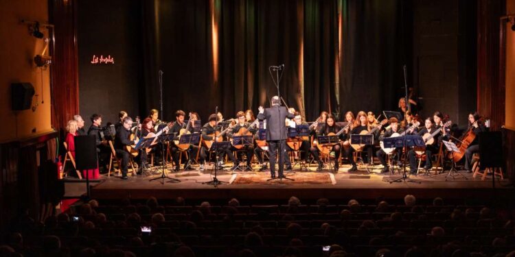 Integrantes de Retales Casi-Nfónicos durante una actuación en el escenario del Cine Los Ángeles