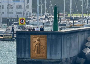 Montaje escultura de la Virgen del Carmen para la bocana del puerto de Laredo
