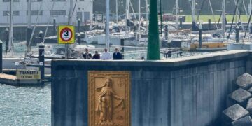 Montaje escultura de la Virgen del Carmen para la bocana del puerto de Laredo