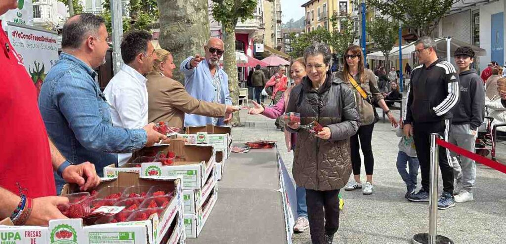 UPA Andalucía Reparte fresas en Santoña