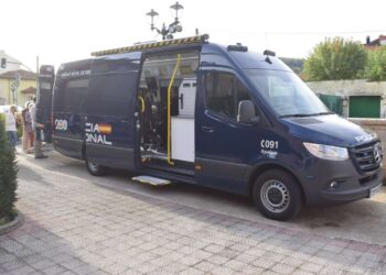 Vehículo Integral de Documentación de la Policía Nacional instalado para expedir DNI y pasaporte en Renedo