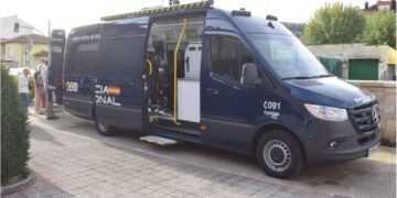 Vehículo Integral de Documentación de la Policía Nacional instalado para expedir DNI y pasaporte en Renedo