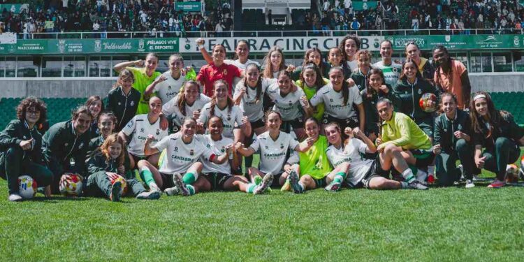 Plantilla y técnicos del Racing Femenino