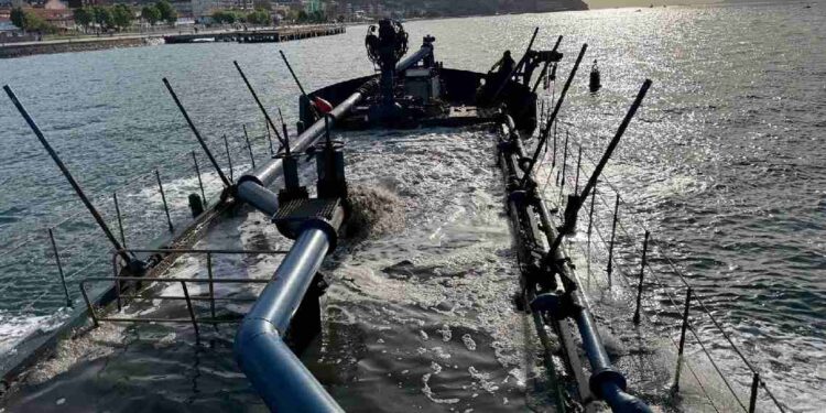 Labores de dragado en el puerto de Santoña