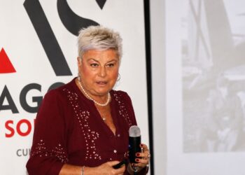 María Toca durante la conferencia sobre nazis en España