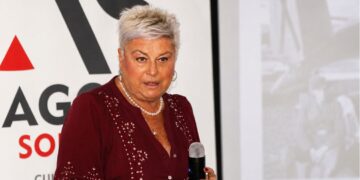 María Toca durante la conferencia sobre nazis en España