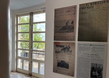 Paneles con portadas de prensa histórica en la cafetería del Parlamento de Cantabria