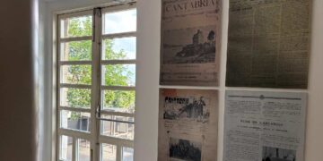 Paneles con portadas de prensa histórica en la cafetería del Parlamento de Cantabria